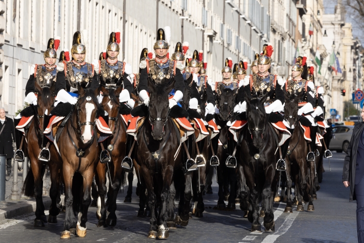 Cambio della Guardia solenne con lo schieramento e lo sfilamento del Reggimento Corazzieri e della Fanfara del IV Reggimento Carabinieri a cavallo in occasione della Festa del Tricolore
