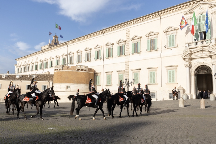 Cambio della Guardia solenne con lo schieramento e lo sfilamento del Reggimento Corazzieri e della Fanfara del IV Reggimento Carabinieri a cavallo in occasione della Festa del Tricolore
