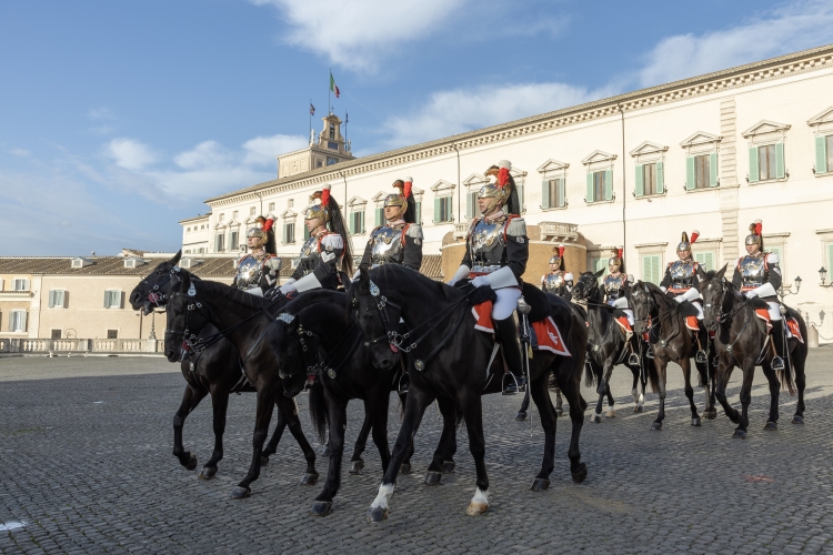 Cambio della Guardia solenne con lo schieramento e lo sfilamento del Reggimento Corazzieri e della Fanfara del IV Reggimento Carabinieri a cavallo in occasione della Festa del Tricolore
