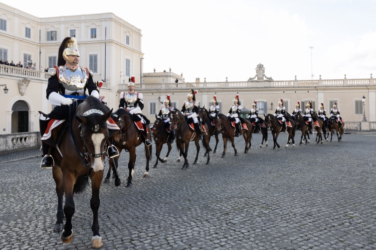 Cambio della Guardia solenne con lo schieramento e lo sfilamento del Reggimento Corazzieri e della Fanfara del IV Reggimento Carabinieri a cavallo in occasione della Festa del Tricolore
