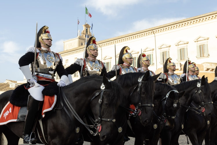 Cambio della Guardia solenne con lo schieramento e lo sfilamento del Reggimento Corazzieri e della Fanfara del IV Reggimento Carabinieri a cavallo in occasione della Festa del Tricolore
