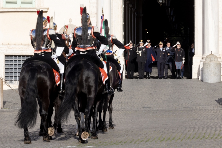 Cambio della Guardia solenne con lo schieramento e lo sfilamento del Reggimento Corazzieri e della Fanfara del IV Reggimento Carabinieri a cavallo in occasione della Festa del Tricolore
