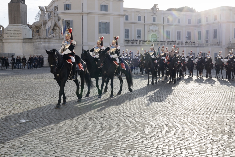 Cambio della Guardia solenne con lo schieramento e lo sfilamento del Reggimento Corazzieri e della Fanfara del IV Reggimento Carabinieri a cavallo in occasione della Festa del Tricolore
