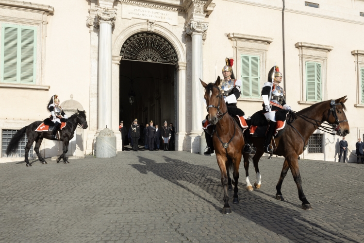 Cambio della Guardia solenne con lo schieramento e lo sfilamento del Reggimento Corazzieri e della Fanfara del IV Reggimento Carabinieri a cavallo in occasione della Festa del Tricolore
