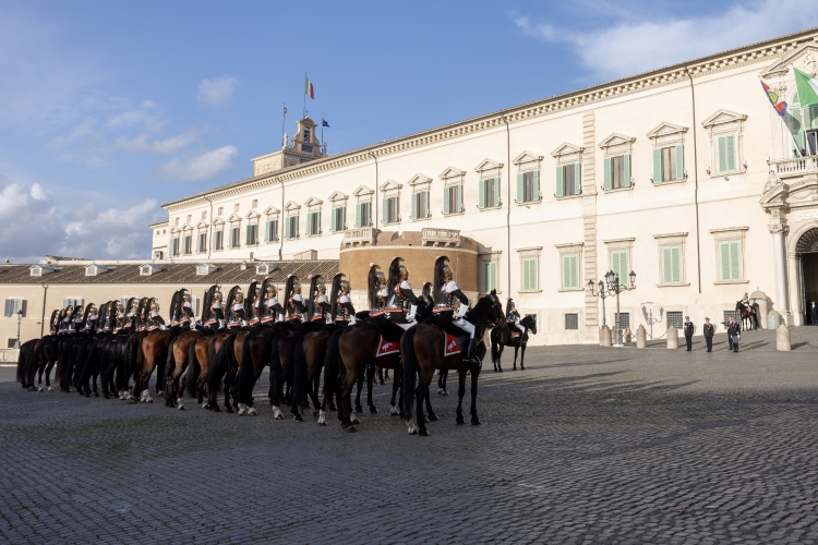 Cambio della Guardia solenne con lo schieramento e lo sfilamento del Reggimento Corazzieri e della Fanfara del IV Reggimento Carabinieri a cavallo in occasione della Festa del Tricolore
