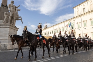 Cambio della Guardia solenne con lo schieramento e lo sfilamento del Reggimento Corazzieri e della Fanfara del IV Reggimento Carabinieri a cavallo in occasione della Festa del Tricolore

