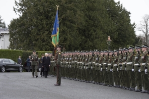 Il Presidente Sergio Mattarella al suo arrivo al Palazzo Presidenziale durante gli onori militari