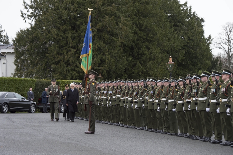 Il Presidente Sergio Mattarella al suo arrivo al Palazzo Presidenziale durante gli onori militari