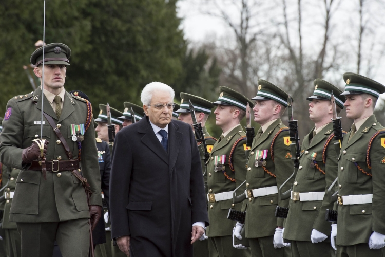 Il Presidente Sergio Mattarella al suo arrivo al Palazzo Presidenziale durante gli onori militari