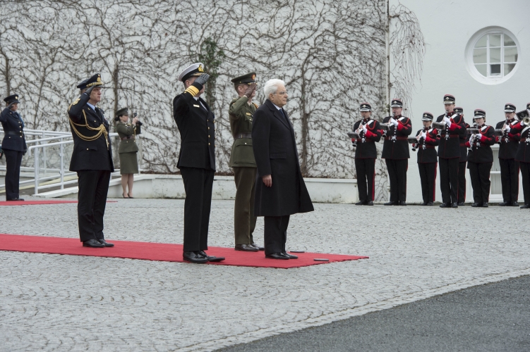 Il Presidente Sergio Mattarella al suo arrivo al Palazzo Presidenziale durante gli onori militari