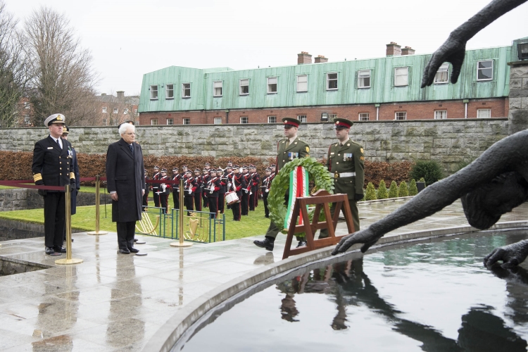 Il Presidente Sergio Mattarella depone una corona al Giardino della Rimembranza