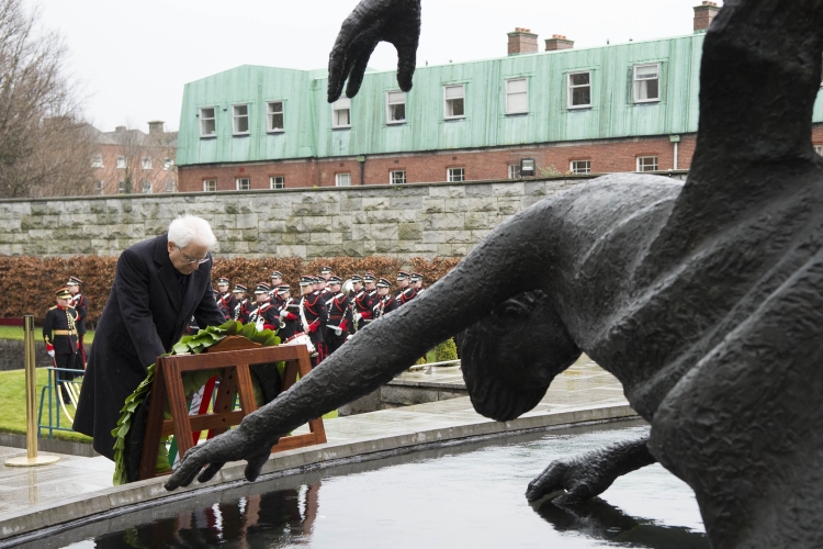 Il Presidente Sergio Mattarella depone una corona al Giardino della Rimembranza