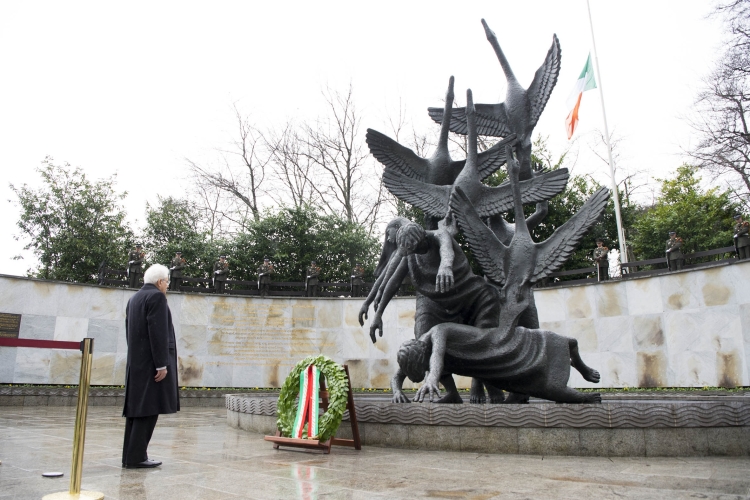 Il Presidente Sergio Mattarella depone una corona al Giardino della Rimembranza