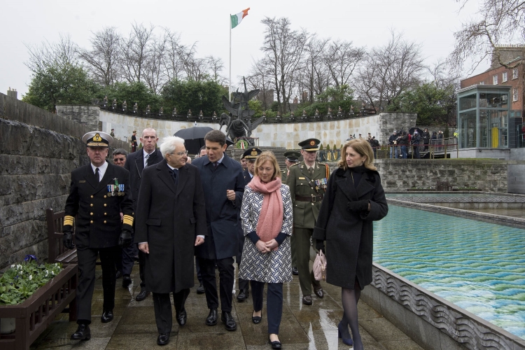 Il Presidente Sergio Mattarella depone una corona al Giardino della Rimembranza