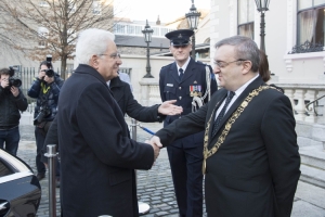 Il Presidente Sergio Mattarella accolto dal Sindaco di Dublino,  Mícheál Mac Donncha