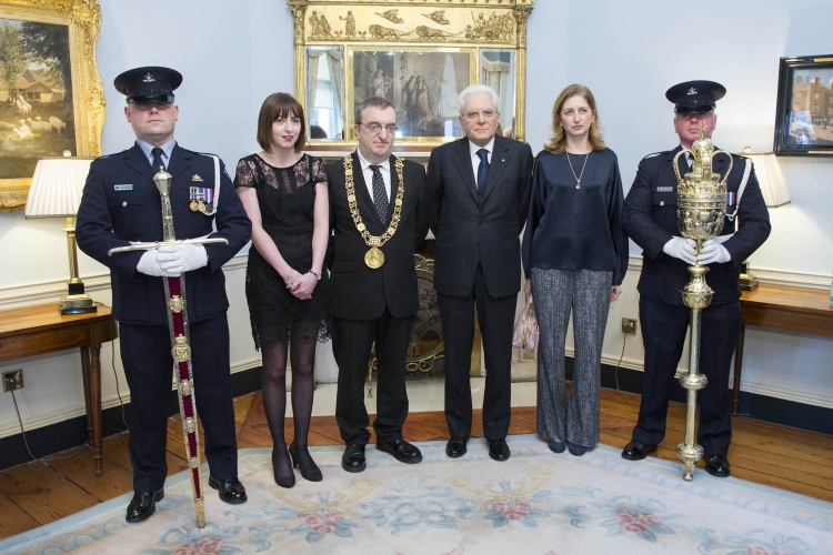 Il Presidente Sergio Mattarella accolto dal Sindaco di Dublino,  Mícheál Mac Donncha a Mansion House 