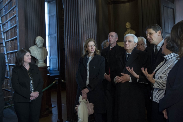 Il Presidente Sergio Mattarella e la Signora Laura nel corso della visita al Trinity College 
