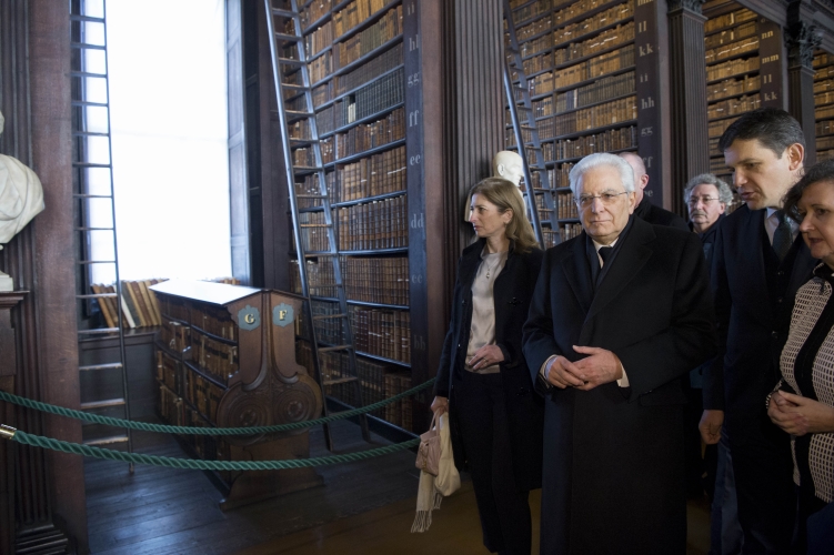 Il Presidente Sergio Mattarella e la Signora Laura nel corso della visita al Trinity College 