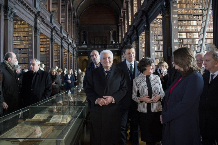 Il Presidente Sergio Mattarella e la Signora Laura nel corso della visita al Trinity College 