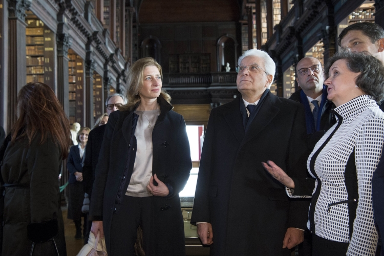 Il Presidente Sergio Mattarella e la Signora Laura nel corso della visita al Trinity College 