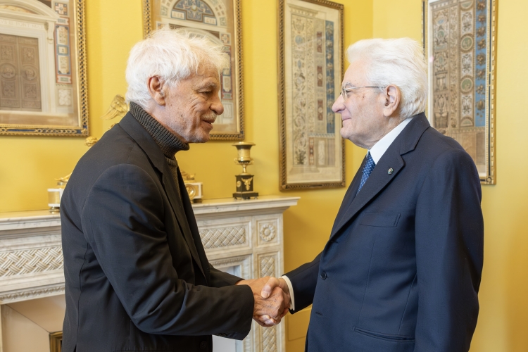 Il Presidente della Repubblica Sergio Mattarella  ha ricevuto Michele Placido ,regista del film "Eterno visionario", in occasione delle celebrazioni per il 90° anniversario del Premio Nobel per la letteratura a Luigi Pirandello
