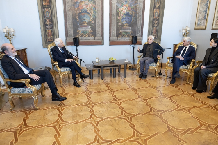 Il Presidente della Repubblica Sergio Mattarella  con Michele Placido ,regista del film "Eterno visionario", in occasione delle celebrazioni per il 90° anniversario del Premio Nobel per la letteratura a Luigi Pirandello, con il produttore, Federica Luna Vincenti, e il protagonista, Fabrizio Bentivoglio
