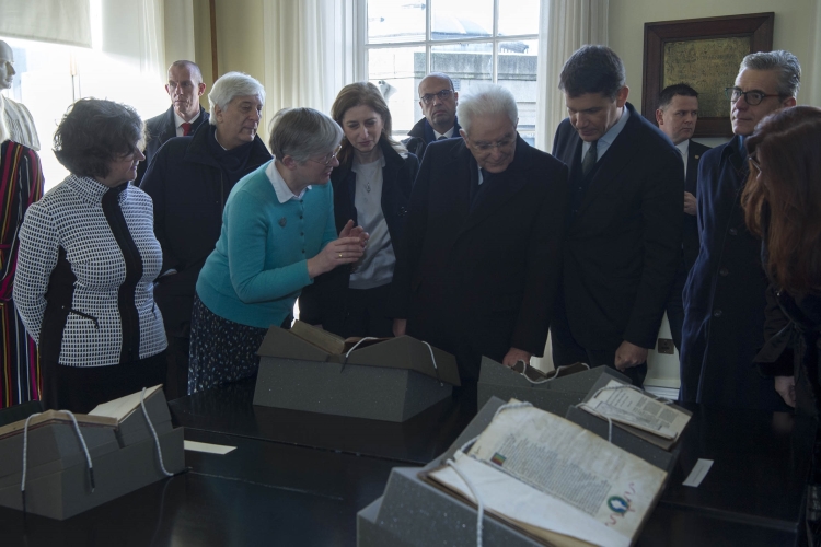 Il Presidente Sergio Mattarella visita la Mostra dedicata al Book of Kells nella Biblioteca del Trinity College