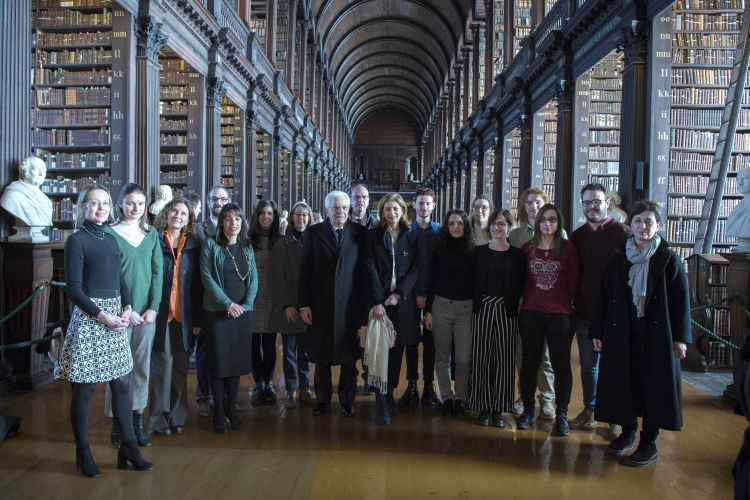 Il Presidente Sergio Mattarella nel corso della visita al Trinity College con un gruppo di studenti italiani e irlandesi