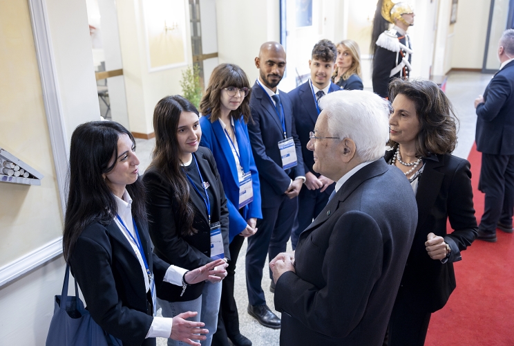 Il Presidente della Repubblica Sergio Mattarella con alcuni studenti, in occasione dell'inaugurazione dell’anno accademico 2024/2025 dell’Università degli Studi di Messina e al conferimento del Dottorato honoris causa in Scienze delle Pubbliche Amministrazioni al Presidente della Repubblica