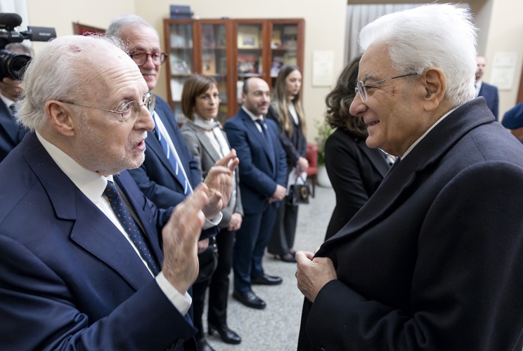 Il Presidente della Repubblica Sergio Mattarella con Gaetano Silvestri, Presidente emerito della Corte Costituzionale in occasione dell'inaugurazione dell’anno accademico 2024/2025 dell’Università degli Studi di Messina e al conferimento del Dottorato honoris causa in Scienze delle Pubbliche Amministrazioni al Presidente della Repubblica