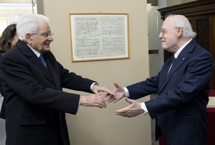 Il Presidente della Repubblica Sergio Mattarella con Gaetano Silvestri, Presidente emerito della Corte Costituzionale in occasione dell'inaugurazione dell’anno accademico 2024/2025 dell’Università degli Studi di Messina e al conferimento del Dottorato honoris causa in Scienze delle Pubbliche Amministrazioni al Presidente della Repubblica