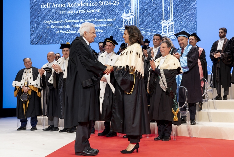 Il Presidente Mattarella con il Rettore Giovanna Spatari in occasione dell'inaugurazione dell’anno accademico 2024/2025 dell’Università degli Studi di Messina e del conferimento del Dottorato honoris causa al Presidente della Repubblica 