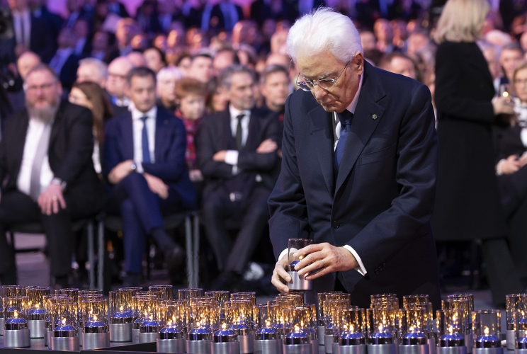 Il Presidente della Repubblica Sergio Mattarella accende una candela in occasione della partecipazione alla commemorazione dell'80° anniversario della liberazione del Campo di Auschwitz-Birkenau