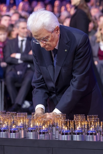 Il Presidente della Repubblica Sergio Mattarella accende una candela in occasione della partecipazione alla commemorazione dell'80° anniversario della liberazione del Campo di Auschwitz-Birkenau