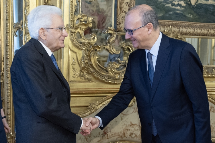 Il Presidente Sergio Mattarella saluta Giuseppe Valditara, Ministro dell’Istruzione e del merito,in occasione delle Celebrazione del “Giorno della Memoria”
