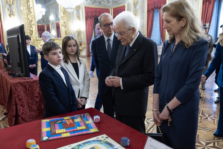 Il Presidente della Repubblica Sergio Mattarella osserva i lavori realizzati dagli studenti vincitori del concorso nazionale promosso dal Ministero dell'Istruzione e del merito, dal titolo "I giovani ricordano la Shoah"
