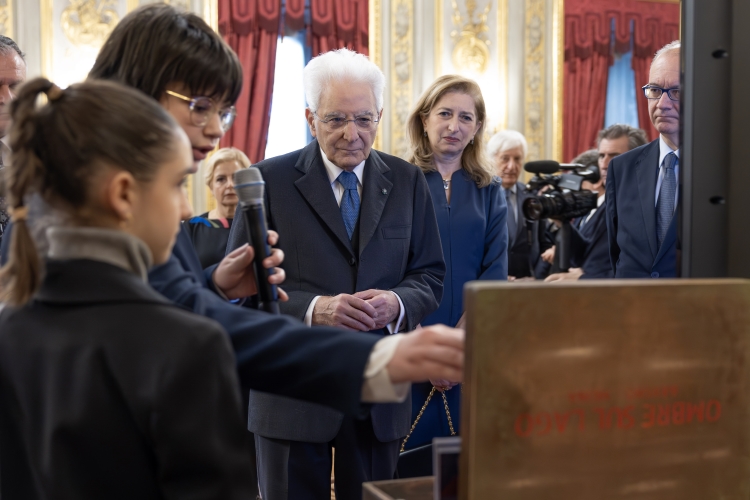 Il Presidente della Repubblica Sergio Mattarella osserva i lavori realizzati dagli studenti vincitori del concorso nazionale promosso dal Ministero dell'Istruzione e del merito, dal titolo "I giovani ricordano la Shoah"
