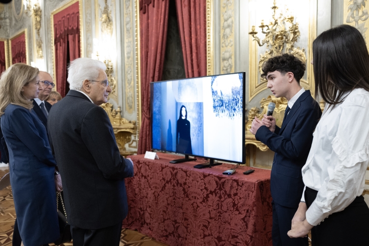 Il Presidente della Repubblica Sergio Mattarella osserva i lavori realizzati dagli studenti vincitori del concorso nazionale promosso dal Ministero dell'Istruzione e del merito, dal titolo "I giovani ricordano la Shoah"
