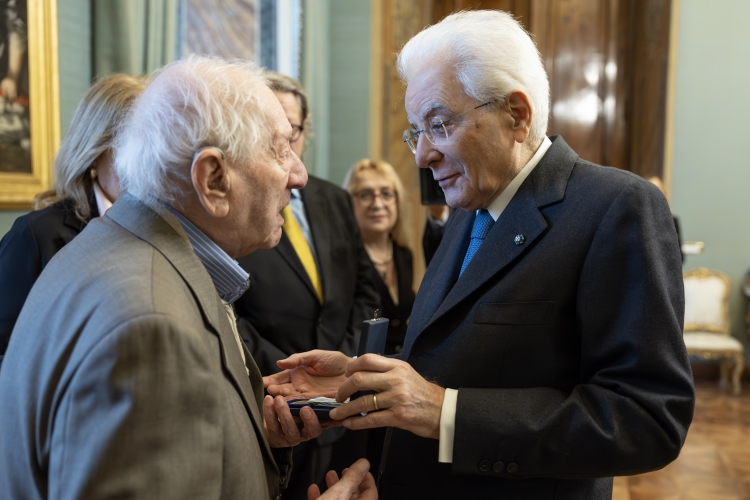 Il Presidente Sergio Mattarella consegna la medaglia d’onore al Sig. Antonio Gnasso ,in occasione delle Celebrazione del “Giorno della Memoria”
