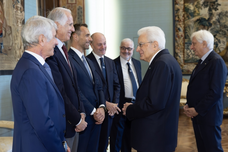 Il Presidente Sergio Mattarella con Andrea Abodi, Ministro per lo sport e i giovani, con Giovanni Malagò e Carlo Leonardo Mornati, rispettivamente Presidente e Segretario generale del Comitato Olimpico Nazionale Italiano,Angelo Binaghi e Massimo Verdina, rispettivamente Presidente e Segretario generale della Federazione Italiana Tennis e Padel,in occasione dell'incontro con le Nazionali italiane di Tennis femminile e maschile vincitrici della Billie Jean King Cup 2024 e della Coppa Davis 2024 
