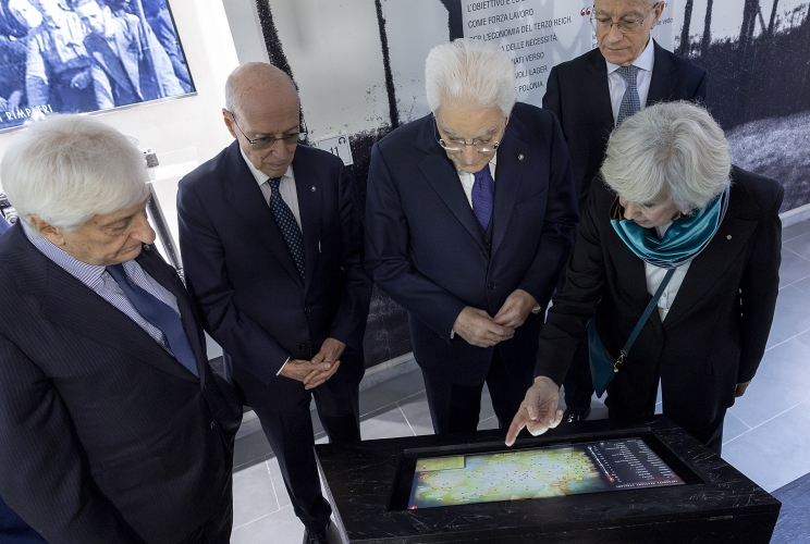 Il Presidente Sergio Mattarella visita il museo dell'A.N.R.P., illustrato dalla direttrice Rosina Zucco