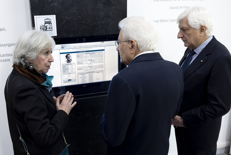 Il Presidente Sergio Mattarella visita il museo dell'A.N.R.P., illustrato dalla direttrice Rosina Zucco