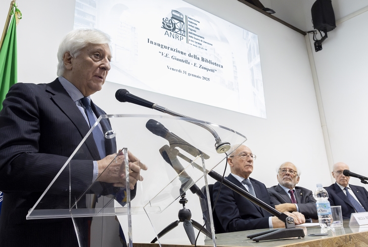 L'intervento del Segretario Generale della Presidenza della Repubblica Ugo Zampetti in occasione della cerimonia di intitolazione a Vittorio Emanuele Giuntella e Enrico Zampetti della biblioteca dell'A.N.R.P.