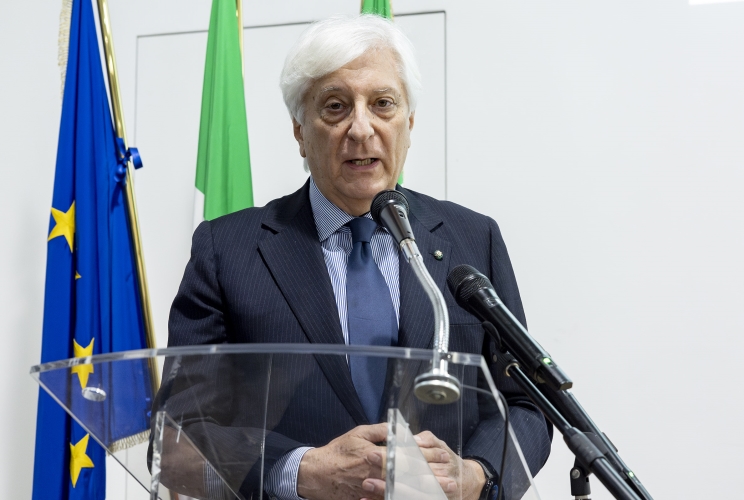 L'intervento del Segretario Generale della Presidenza della Repubblica Ugo Zampetti in occasione della cerimonia di intitolazione a Vittorio Emanuele Giuntella e Enrico Zampetti della biblioteca dell'A.N.R.P.