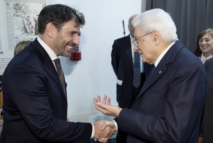 Il Presidente Sergio Mattarella saluta Tommaso Giuntella, in occasione della cerimonia di intitolazione a Vittorio Emanuele Giuntella e Enrico Zampetti della biblioteca dell'A.N.R.P.