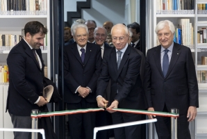 Il Presidente Sergio Mattarella assiste all'inaugurazione della biblioteca dell'A.N.R.P. intitolata a Vittorio Emanuele Giuntella e Enrico Zampetti