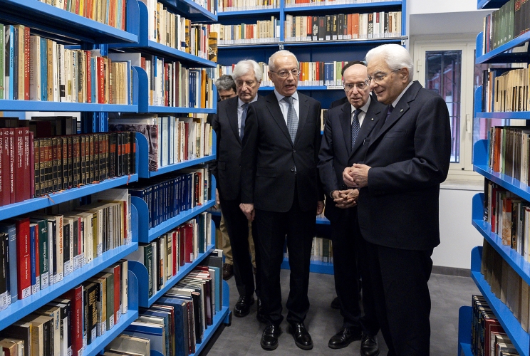 Il Presidente Sergio Mattarella visita la biblioteca dell'A.N.R.P. intitolata a Vittorio Emanuele Giuntella e Enrico Zampetti