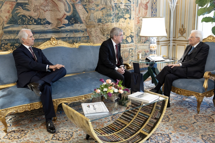 Il Presidente Sergio Mattarella con Thomas Bach Presidente del CIO, e con Giovanni Malagò Presidente CONI e membro CIO
