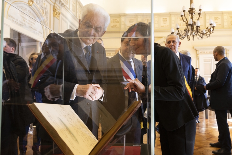Il Presidente della Repubblica, Sergio Mattarella con il Sindaco di Marsiglia, Benoît Payan, visita la mostra “Marsiglia italiana” 
(