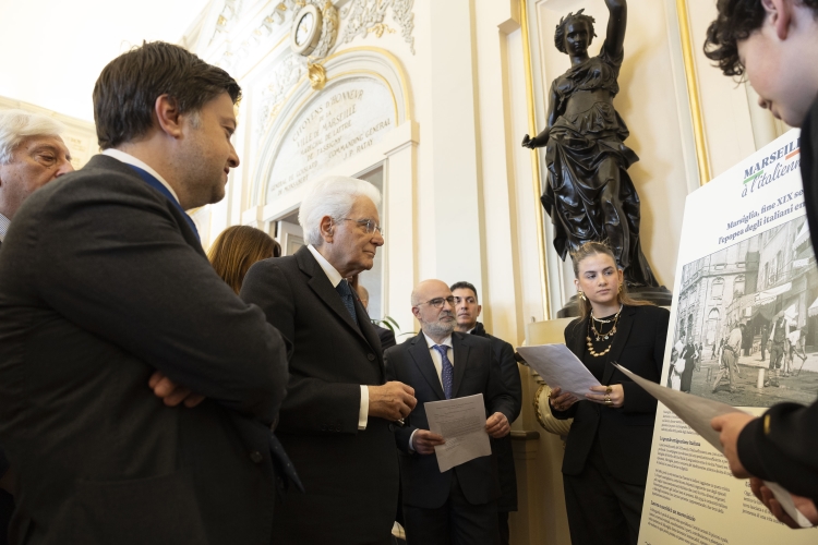 Il Presidente della Repubblica, Sergio Mattarella con il Sindaco di Marsiglia, Benoît Payan, visita la mostra “Marsiglia italiana” 
